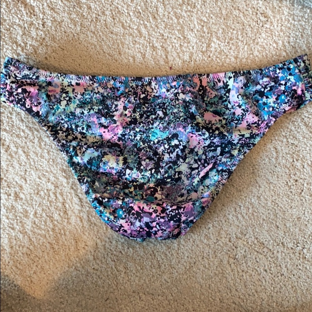 Bikini - Picture 3 of 6